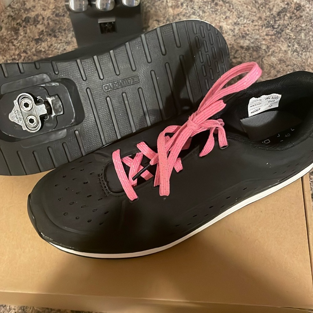 Women’s 8.5 Shimando clip in cycling shoes